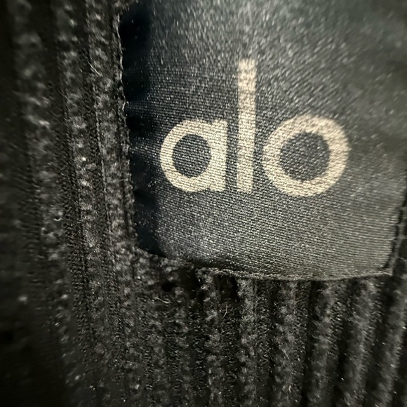 ALO Yoga Black Ribbed Texture - Picture 6 of 10